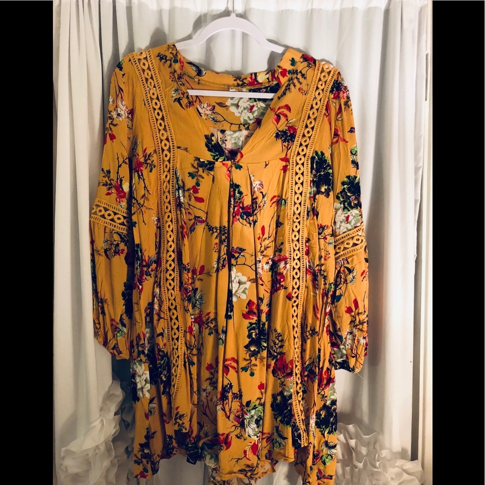 NWOT Beautiful boho style floral dress.